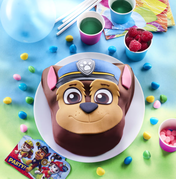 [Visuel du gâteau Chase de la Pat'Patrouille dans un décor de goûter pour enfants]
