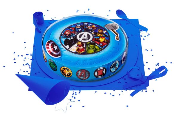 [Visuel du gâteau d'anniversaire Avengers avec un visuel des personnages principaux des Avengers]
