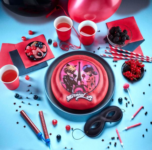 [Visuel du gâteau Miraculous dans un décor de goûter pour enfants]